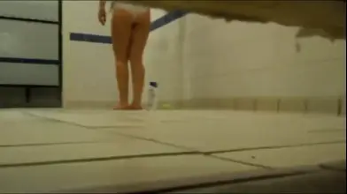 كاميرا خفية تلتقط امرأة مثيرة تستحم في الجيم.