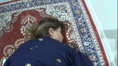 فتاة مصرية مثيرة تقدم مصاً مثيراً وتركب بقوة في فيديو منزلي.