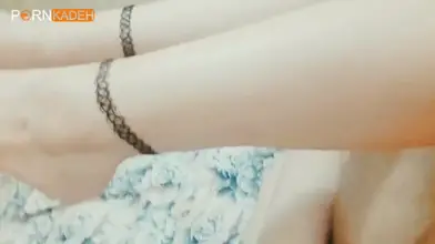 بنت إيرانية تفتح رجليها وتتناك في كسها بعدين يقذف عليها.