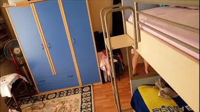 فيديو كاميرا خفية لفتاة جامعية تخلع ملابسها وترتديها – كس مكشوف