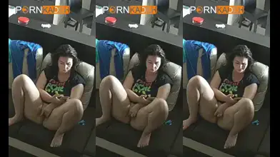 فيديو كاميرا خفية لفتاة مشتهية تستمني على الأريكة