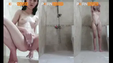 طالبة جامعية ساخنة تصور نفسها في الحمام بكس جميل.