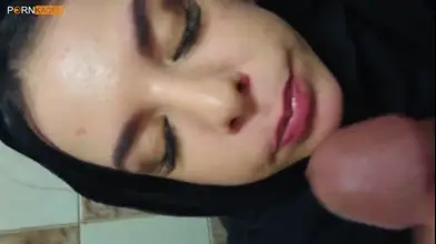 نيك وابتلاع لبن فتاة جامعية في الجامعة.