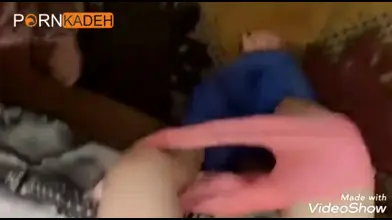 امرأة مثلية ناضجة تمارس الجنس مع طالبة جامعية مثيرة وتستمتع بالضرب.