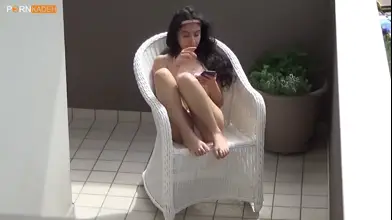 تسجل كاميرا خفية فتاة جارتك الصغيرة وهي تستمني على الشرفة.