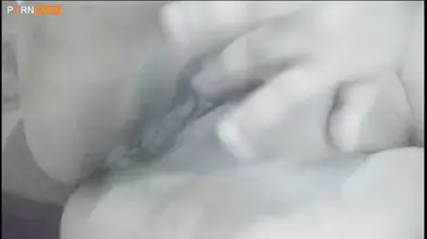 فتاة عذراء ساخنة تدلك ثدييها الكبيرين وتستمني بكسها المحلوق.